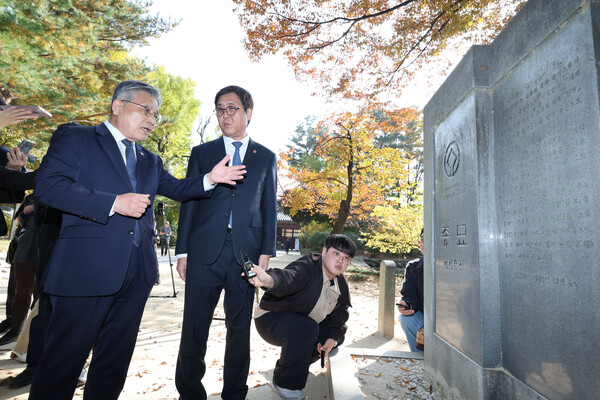 최휘영 문화체육관광부 장관과 허민 국가유산청장이 7일 역사문화환경 보존지역 바깥에서의 개발 규제 완화 조례에 대한 대법원 판결과 관련해 서울 종묘를 방문한 뒤 유네스코 세계유산 기념비석을 바라보고 있다./연합뉴스