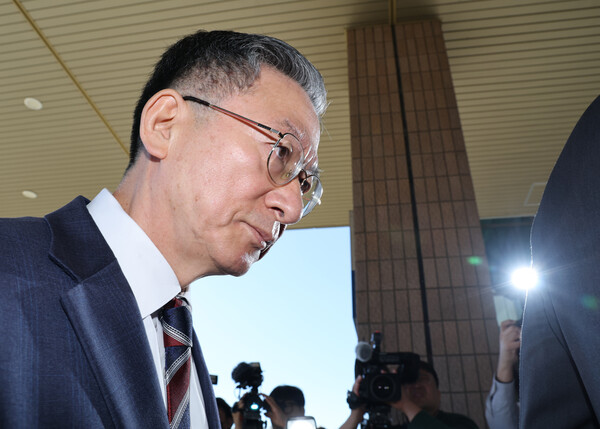 정성호 법무부 장관이 10일 오전 정부과천청사 법무부로 출근하며 검찰의 '대장동 항소 포기' 결정과 관련한 입장을 밝힌 후 이동하고 있다. 연합뉴스