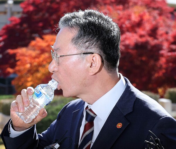 정성호 법무부 장관이 10일 오전 정부과천청사 법무부로 출근하며 검찰의 '대장동 항소 포기' 결정과 관련한 입장을 밝히며 물을 마시고 있다. 연합뉴스