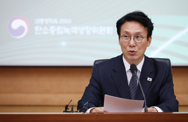 김민석 국무총리가 10일 정부서울청사에서 열린 2050 탄소중립녹색성장위원회 제5차 전체회의에서 발언을 하고 있다. 2025.11.10