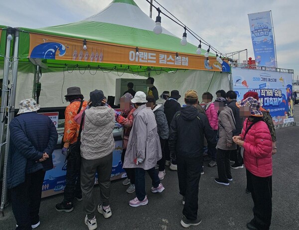 ‘울릉수산과 상생 MOU’…킴스클럽, 수산물 직거래 축제서 지역경제 도약 노렸다. 이랜드리테일 제공
