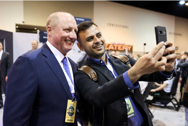 버크셔 해서웨이의 새로운 최고경영자(CEO)로 낙점된 그렉 아벨(왼쪽). 로이터 연합뉴스