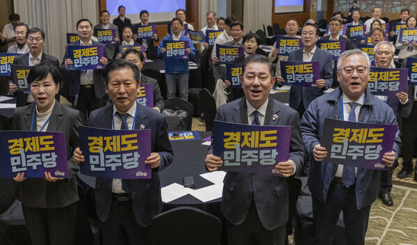 더불어민주당 정청래 대표와 김병기 원내대표, 전현희 최고위원을 비롯한 당직자와 지역위원장들이 11일 경기도 광주시 곤지암리조트에서 열린 2025년도 민주당 전국 지역위원장 워크숍에서 구호를 외치고 있다./연합뉴스