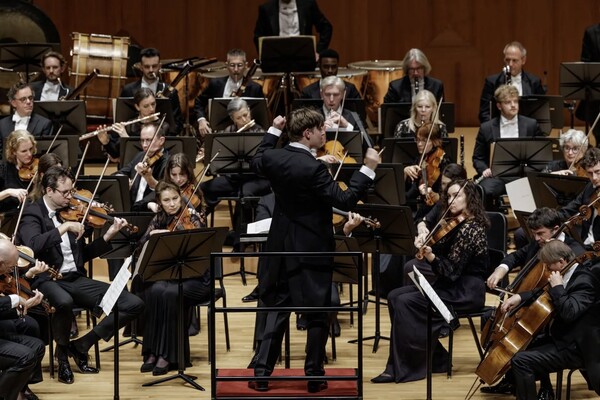 버르토크의 걸작, '관현악을 위한 협주곡, Sz.116에서 관객들을 매료시키는 지휘비팅을 선보이고 있는 핀란드의 지휘계 신성 클라우스 메켈레. (사진 암스테르담콘세르트헤보우 페이스북)