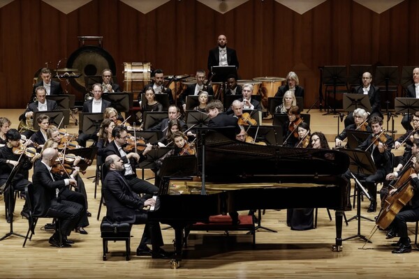 냉정함과 관조적 피아니즘으로 관현악단과 대조적 모습을 보인 러시아 출신 미국계 피아니스트 키릴 게르스타인의 브람스 피아노협주곡 제1번 연주장면. 