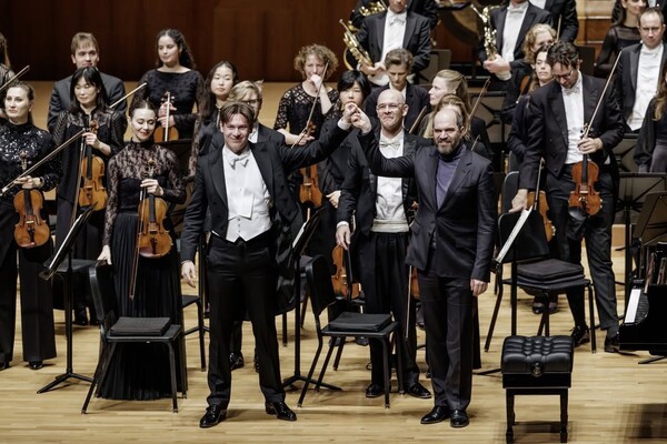 브람스의 피아노협주곡 제1번은 브람스 최초의 대규모 관현악 작품으로 3악장 구성임에도 연주시간이 50여분이나 되는 대곡으로 교향곡적 성격이 강해 피아노 독주를 위한 교향곡으로 간주되기도 하는 연주곡이다. (사진은 공연직후 무대에서 손을 치켜들고 있는 지휘 메켈레와 키릴 게르스타인)