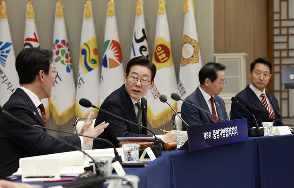 이재명 대통령이 12일 용산 대통령실에서 열린 중앙지방협력회의에서 김민석 국무총리와 대화하고 있다. 왼쪽부터 김 총리, 이 대통령, 유정복 시도지사협의회장 겸 인천시장, 오세훈 서울시장. 2025.11.12