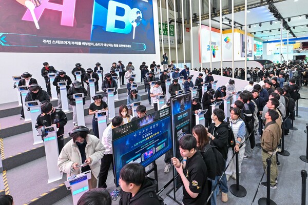 ‘무대 이벤트 대공개’…넷마블, 지스타 2025서 ‘나 혼자만 레벨업: 카르마’ 관람객 사로잡는다 / 사진=넷마블