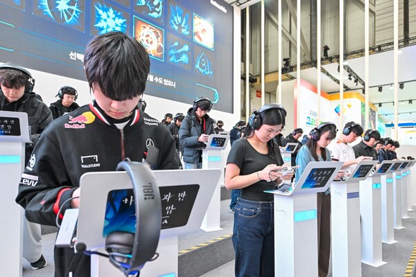 ‘무대 이벤트 대공개’…넷마블, 지스타 2025서 ‘나 혼자만 레벨업: 카르마’ 관람객 사로잡는다 / 사진=넷마블