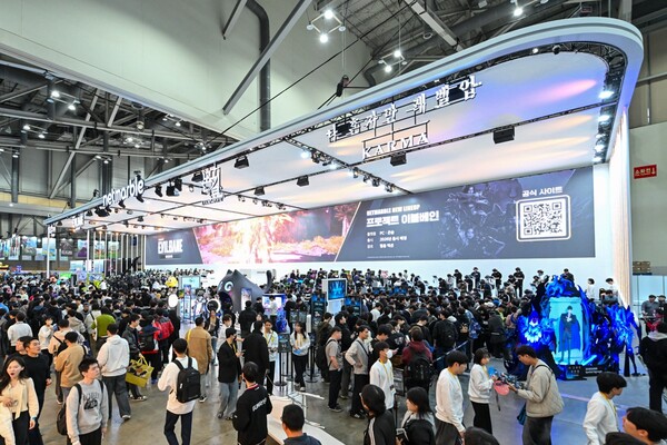 13일 부산 벡스코에서 개막한 '지스트 2025'의 넷마블 부스 앞에 몰려든 관람객들. 넷마블은 신작 게임 5편과 다양한 현장 프로그램을 공개해 이목을 집중시켰다. 넷마을 제공