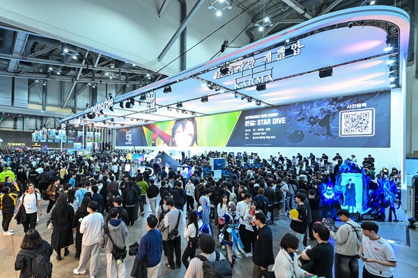 13일 부산 벡스코에서 개막한 '지스트 2025'의 넷마블 부스 앞에 몰려든 관람객들. 넷마블은 신작 게임 5편과 다양한 현장 프로그램을 공개해 이목을 집중시켰다. 넷마을 제공