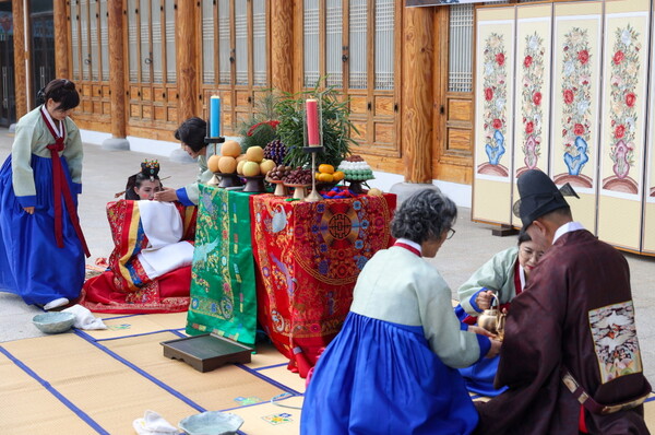 9일 영암목재문화체험장에서 열린 비엔날레 행사에서 영암군민 김정희 신랑과 쩐티미린 신부가 백년가약을 맺었다. 이들은 놀랍게도 약혼 후 10년 만에, 그것도 자녀와 친인척, 마을 이웃들이 보는 앞에서 정식으로 혼례를 올렸다. 월출산이 병풍처럼 둘러싼 고즈넉한 한옥 앞에서 말이다. /사진제공= 영암군