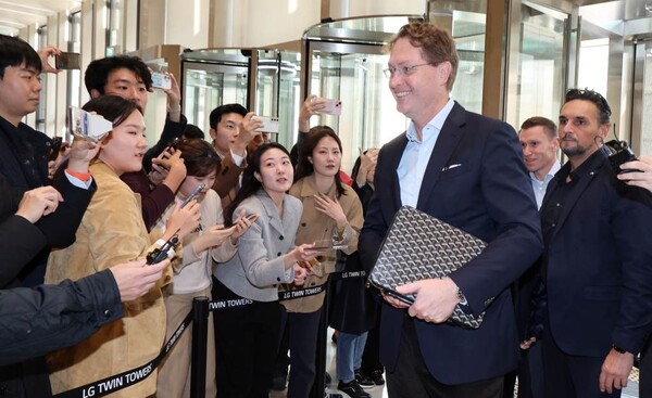 13일 방한한 올라 칼레니우스 메르세데스-벤츠 회장이 서울 여의도 LG트윈타워로 들어서면서 취재진 질문을 받고 있다. 연합뉴스