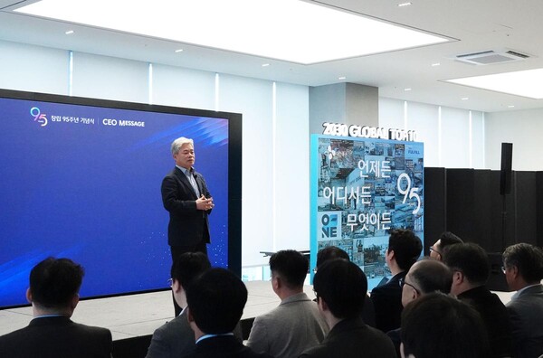신영수 CJ대한통운 대표이사가 지난 13일 서울 종로구 본사에서 열린 창립 95주년 기념행사에서 100년 기업으로의 도약을 선언하는 모습. CJ대한통운 제공