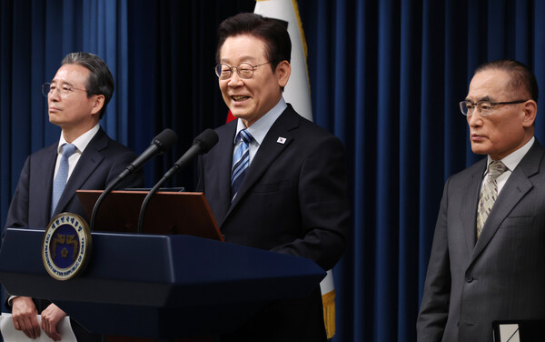 이재명 대통령이 14일 서울 용산 대통령실 기자회견장에서 한미 팩트시트 타결과 관련해 발표를 마친 뒤 취재진 질문에 답하고 있다. 왼쪽부터 김용범 정책실장, 이 대통령, 위성락 국가안보실장. 연합뉴스