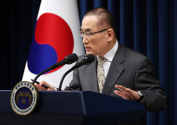 위성락 국가안보실장이 14일 서울 용산 대통령실 기자회견장에서 이재명 대통령의 한미 관세·안보 협상 '조인트 팩트시트'(공동 설명자료) 최종 합의 발표 후 질문에 답하고 있다. 연합뉴스