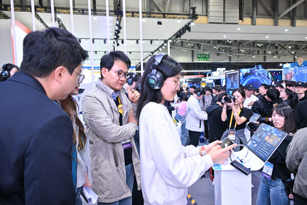 ‘이용자가 열광하는 순간이 혁신’…방준혁, ‘지스타 2025’ 현장서 유저 목소리 들어 / 사진=넷마블