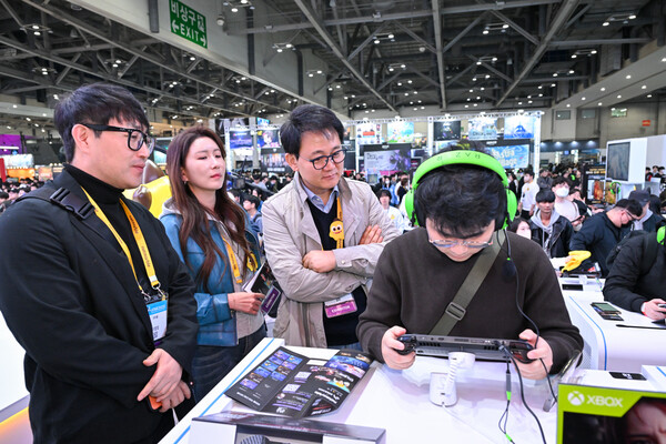 ‘이용자가 열광하는 순간이 혁신’…방준혁, ‘지스타 2025’ 현장서 유저 목소리 들어 / 사진=넷마블