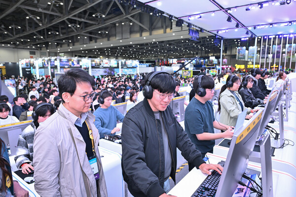 ‘이용자가 열광하는 순간이 혁신’…방준혁, ‘지스타 2025’ 현장서 유저 목소리 들어 / 사진=넷마블