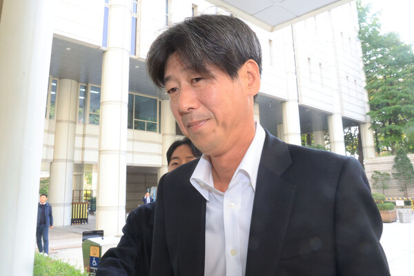 대장동 개발 비리 의혹으로 재판에 넘겨진 남욱 변호사가 31일 서울 서초구 중앙지법에서 열린 1심 선고공판에 출석하고 있다. 연합뉴스