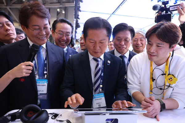 더불어민주당 정청래 대표가 14일 오후 부산 해운대구 벡스코에서 열리고 있는 국제게임전시회 지스타2025 넷마블 부스를 찾아 게임을 체험하고 있다./부산 연합뉴스