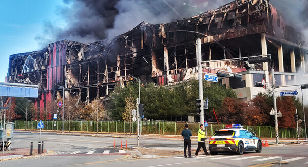 15일 오전 충남 천안시 동남구 풍세면 이랜드패션 물류센터에서 불이 나 소방 당국이 화재 진압에 나선 가운데, 불에 탄 건물 골조가 드러나 있다. 천안 연합뉴스