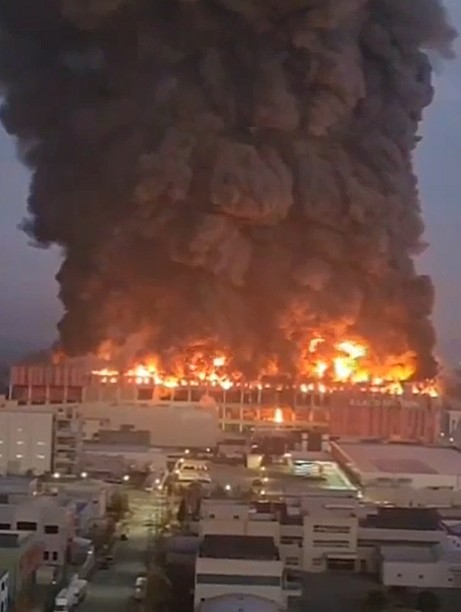 15일 오전 충남 천안시 동남구 풍세면 이랜드패션 물류센터에서 불이 나 검은 연기가 하늘로 치솟고 있다. 천안 연합뉴스