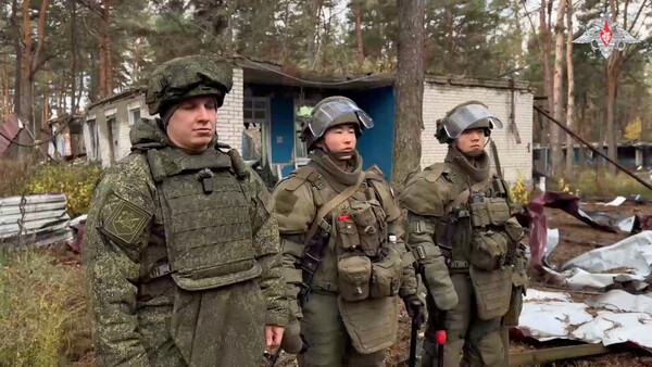 쿠르스크 지역에서 지뢰제거 훈련을 러시아군과 북한군 병사. 러시아 국방부가 지난 14일(현지시간) 공개한 영상 속 모습. 로이터 연합뉴스 자료사진