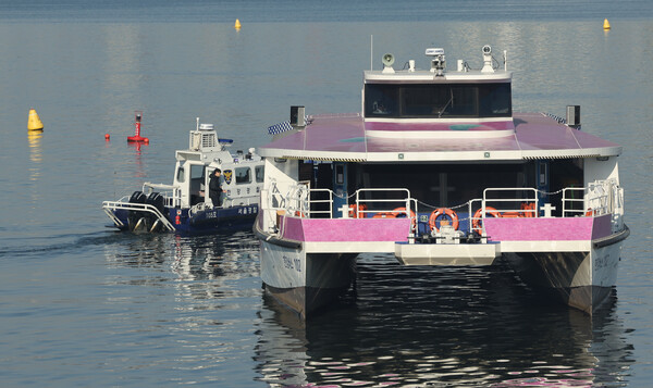 16일 서울 송파구 잠실선착장 부근 강바닥에 걸려 멈춘 한강버스 주변에서 경찰이 사고조사를 하고 있다./연합뉴스
