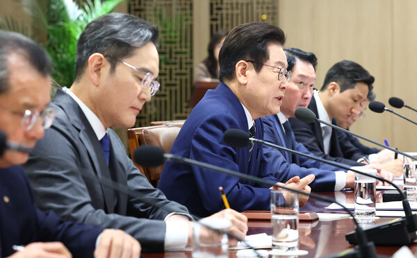 이재명 대통령이 16일 용산 대통령실에서 열린 한미 관세협상 후속 민관 합동회의에서 발언하고 있다. 왼쪽부터 여승주 한화그룹 부회장, 이재용 삼성전자 회장, 이재명 대통령, 최태원 SK그룹 회장, 정기선 HD현대 회장, 하준경 경제성장수석./대통령실통신사진기자단 연합뉴스