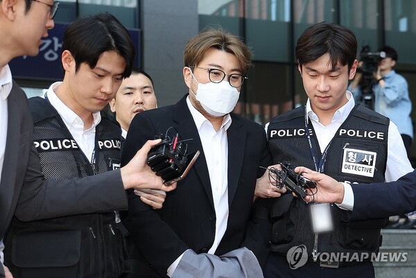 가수 김호중이 지난해 5월 24일 구속 전 피의자 심문(영장실질심사)을 마친 뒤 서울 서초구 서울중앙지법을 나와 호송차로 향하고 있다. 연합뉴스