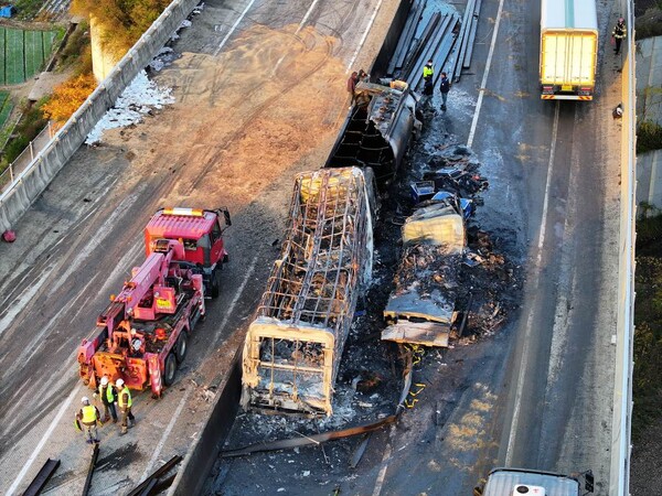 17일 오전 3시 12분쯤 상주영천고속도로 양방향에서 대형 교통사고로 화재가 발생한 가운데 당국이 사고 수습을 하고 있다. 영천 연합뉴스