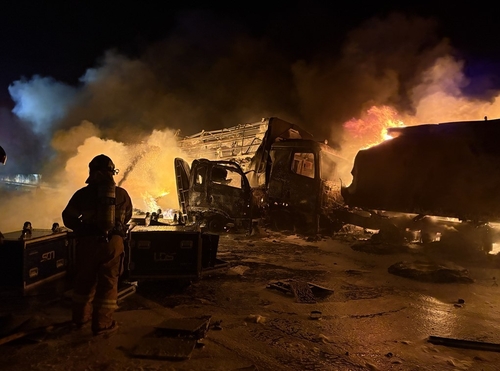 17일 오전 3시 12분쯤 상주영천고속도로 양방향에서 대형 교통사고로 화재가 발생해 소방 당국이 진압하고 있다. 경북도소방본부 제공, 연합뉴스