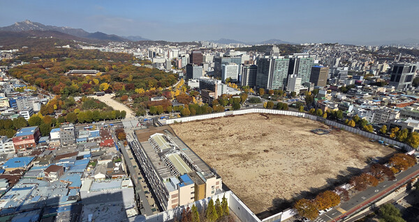 국가유산청이 유네스코 세계유산인 종묘 인근 세운4구역 재개발 사업에 문제를 제기한 데 대해 이 일대 토지주들이 "국가유산청이 재개발을 불가능하게 한다면 부당한 행정 행위에 대한 책임을 물어 손해배상·직권남용 등 민형사상의 책임을 물을 것"이라며 반발했다. 사진은 11일 서울 종묘와 세운4구역 모습./연합뉴스