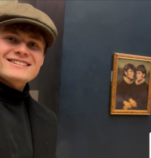 벨기에 출신 틱톡커들이 루브르박물관에 자작 그림을 걸고 인증샷 한 모습. 인스타그램 캡처