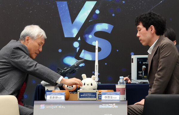 조훈현 9단과 이창호 9단이 17일 오전 경남 사천시 사남면 사천항공우주과학관에서 열린 특별 대국에서 집중하고 있다. 이번 특별 대국은 '2025년 사천 방문의 해'를 기념하고 바둑과 관광을 결합한 새로운 문화 콘텐츠를 선보이기 위해 사천시가 후원하고, 한국기원이 주최·주관했다./연합뉴스