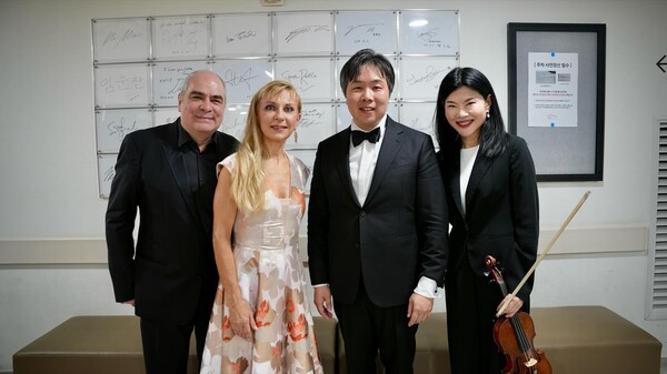 백 스테이지에서 나탈리 드세이가 좌측부터 피아노 필립 카사르, 지휘 지중배, 악장 문바래니(WDR 쾰른 방송교향악닩 제2바이올린 수석)등과 포즈를 취하고 있다. 