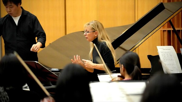 화려한 콜로라투라에서 샹송, 재즈, 연극, 뮤지컬까지 소화하고 있는 프랑스 소프라노 나탈리 드세이. 