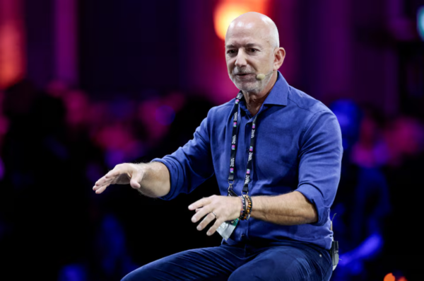 지난 10월 3일 이탈리아 토리노에서 열린 ‘테크 위크 2025’에서 강연하는 제프 베이조스. 토리노 로이터 연합뉴스