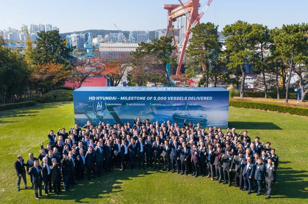 19일 울산 HD현대중공업에서 열린 '선박 5000척 인도 기념 행사' 참석자들이 단체 기념촬영에 응하고 있다. HD현대 제공