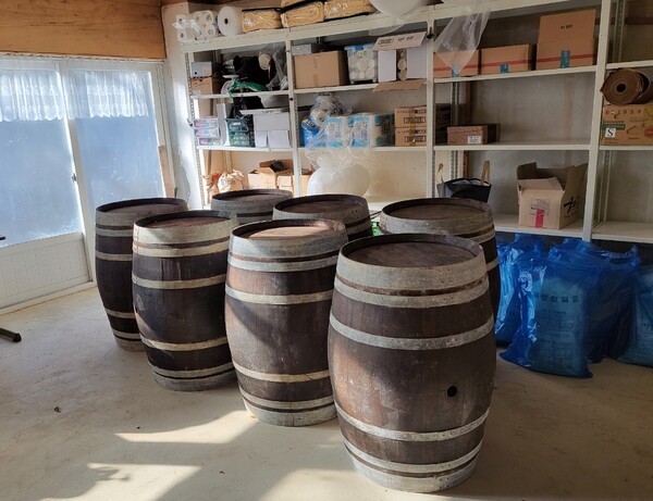 [문화일보] 임대한 폐교의 목적과 전혀 관계 없는 와인통이 쌓여 있는 현장