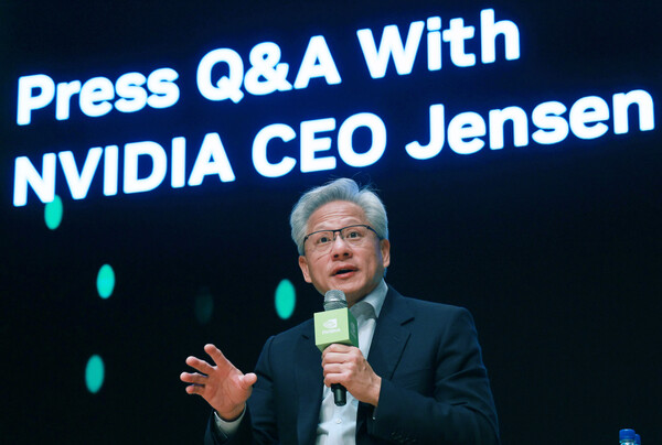 젠슨 황 엔비디아 최고경영자가 지난달 31일 경북 경주 예술의전당 원화홀에서 열린 2025년 아시아태평양경제협의체(APEC) 경주 엔비디아 기자간담회에서 취재진 질문에 답하고 있다. 경주 연합뉴스