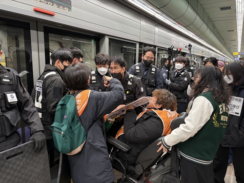 전장연 지하철 시위, 권리인가 불편인가…갈라지는 여론  / 사진=연합뉴스
