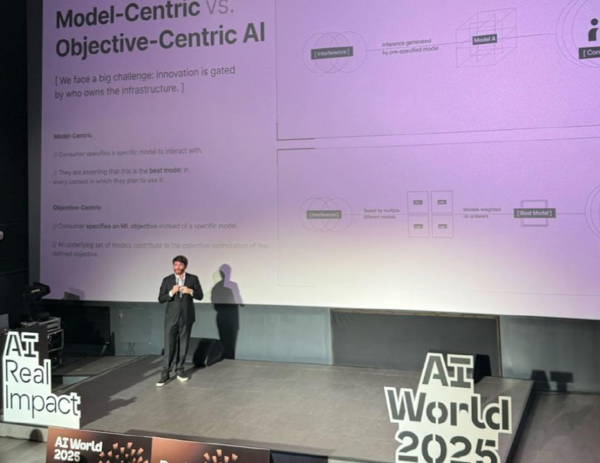 알로라 랩스 창업자인 닉 에먼스가  한국에서 열린 AI World 2025에서 발표를 하는 모습