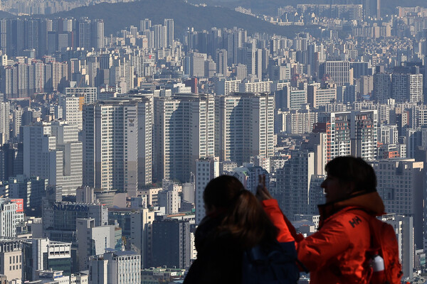 10·15 부동산 대책이 시행되고 아파트 매수 심리가 2개월여 만에 꺾인 것으로 나타난 지난 3일 남산에서 바라본 서울시내 아파트 단지./연합뉴스