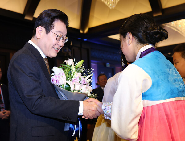 이집트를 공식 방문 중인 이재명 대통령과 김혜경 여사가 20일(현지시간) 카이로의 한 호텔에서 열린 이집트 동포·지상사 간담회에서 화동으로부터 꽃다발을 받고 있다. 2025.11.21