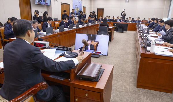 국회 산업통상자원중소벤처기업위원회 이철규 위원장이 21일 국회에서 열린 전체회의에서 철강 산업을 지원하는 'K-스틸법' 등 상정 법안을 처리하고 있다./연합뉴스