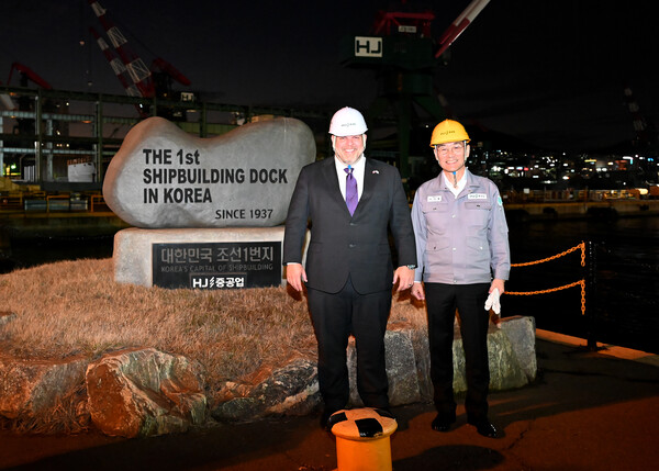 HJ중공업을 방문한 알렉스 크루츠(Alex Krutz) 미 상무부 부차관보(왼쪽), HJ중공업 유상철 대표(오른쪽)사진=HJ중공업