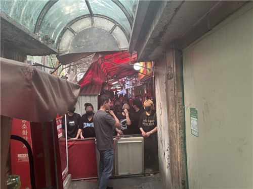 지난 9월 속칭 '미아리 텍사스'에 대한 법원의 명도집행에 대해 철거용역 인력과 철거민들이 대치하는 모습. 연합뉴스