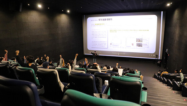  상영 후 너랑봄 영화 읽기 교재를 활용해 위례초 학생 및 학부모를 대상으로 특강을 진행했다.